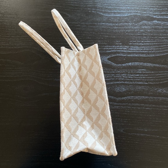 NEW H&M Jaquard Weave Shopper Tote Bag
HOST PICK - Picture 5 of 9